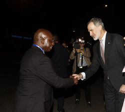 Sus Majestades los Reyes son recibidos por el ministro de Relaciones Exteriores de Angola, Tète António