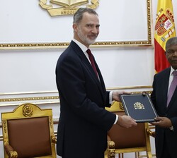 El Rey y el Presidente de la República de Angola con el decreto del Collar de la Orden del Mérito Civil