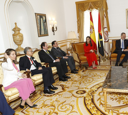 Sus Majestades los Reyes y la delegación española durante el encuentro con la presidenta de la Asamblea Nacional de Angola, Carolina Cerqueira 