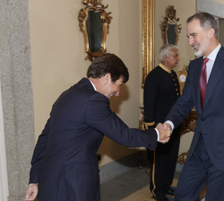 Su Majestad el Rey recibe el saludo del presidente del Real Club de Polo de Barcelona, Francisco Espinós de Pascual