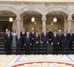 Fotografía de grupo de Su Majestad el Rey con la Junta Directiva del Real Club de Polo de Barcelona