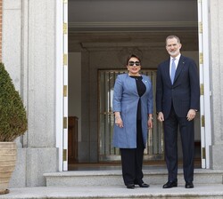 Don Felipe y la Presidenta de la República de Honduras, Xiomara Castro, antes de mantener el encuentro en el Palacio de La Zarzuela
