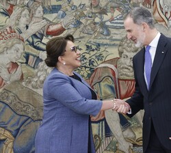 Su Majestad el Rey recibe el saludo de la Presidenta de la República de Honduras, Xiomara Castro