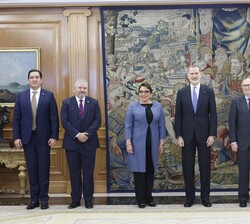 El Rey y la Presidenta de Honduras con el secretario de Estado para Iberoamérica y el Caribe y el Español en el Mundo, el embajador de España en Hondu