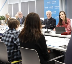Doña Letizia conversa con Clara y Gorka, jóvenes miembros del grupo asesor de chicos y chicas de UNICEF España