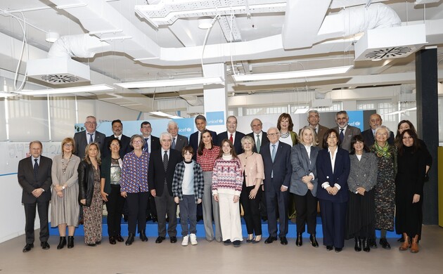 Doña Letizia junto al presidente de UNICEF España, los miembros de su Patronato y Gorka y Clara, jóvenes miembros del grupo asesor de chicos y chicas 