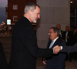 Sus Majestades los Reyes a su llegada al Auditorio son recibidos por el ministro del Interior, Fernando Grande-Marlaska