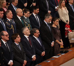 Sus Majestades los Reyes guardan un minuto de silencio por las víctimas del terrorismo