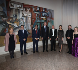 Fotografía de grupo de Sus Majestades los Reyes con los representantes de la Orquesta Sinfónica y Coro de Radio Televisión Española y los solistas