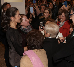 Su Majestad la Reina recibe el saludo de los espectadores que la esperaban a su salida del concierto