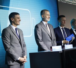 El Rey en el escenario junto a los responsables de la gigafactoría de PowerCo del Grupo Volkswagen