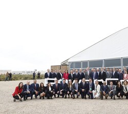 Su Majestad el Rey junto a las autoridades y al equipo de la gigafactoría de PowerCo del Grupo Volkswagen