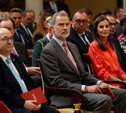 Sus Majestades los Reyes en primera fila de asientos acompañados por el ministro de Cultura y Deporte, Miquel Octavi Iceta y el presidente del CSD, Jo