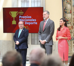 Sus Majestades los Reyes momentos antes de la entrega de los galardones acompañados por el ministro de Cultura y Deporte, Miquel Octavi Iceta y el pre