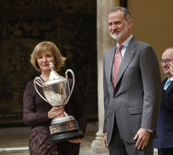 Sus Majestades los Reyes tras la entrega el Premio Rey Felipe, al mejor deportista español del año a Ángela Rodríguez, madre del golfista Jon Rahm Rod