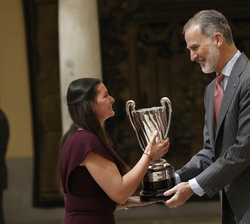 Su Majestad el Rey entrega el Premio Rey Juan Carlos, al deportista revelación a Miryam Ginés, hermana del escalador Alberto Ginés