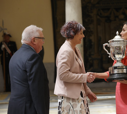 La Reina entrega el Premio Reina Sofía, al juego limpio y la erradicación de la violencia en el deporte a la consejera de Cultura y Deporte de Navarra