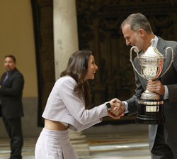 Su Majestad el Rey entrega el Premio Princesa Leonor, al mejor deportista menor de 18 años a la taekwondista Adriana Cerezo