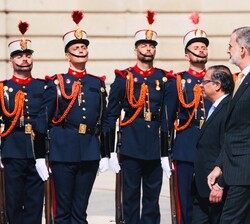 El Rey y el Presidente de la República de Colombia pasan revista al Batallón de Honores de la Guardia Real