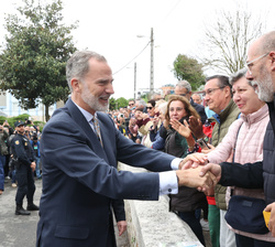 Su Majestad el Rey recibe el saludo de los vecinos de Lugo que le esperaban antes de entrar en el auditorio