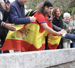 Su Majestad el Rey recibe el saludo de los vecinos de Lugo que le esperaban antes de entrar en el auditorio