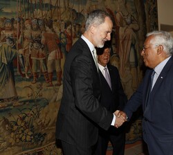 Su Majestad el Rey recibe el saludo del primer ministro de la República Portuguesa, Anotnio Costa