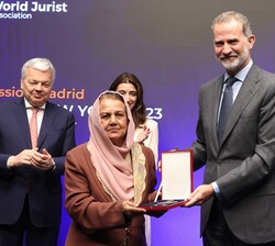 Su Majestad el Rey hace entrega de la medalla de honor Ruth Bader Ginsburg a Asifa Kakar
