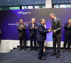 Andrew Young recibe de manos de su Majestad el Rey el premio World Peace & Liberty