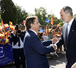 Su Majestad el Rey es recibido por el presidente de la Junta de Extremadura y presidente del Patronato de la Fundación Academia Europea e Iberoamerica