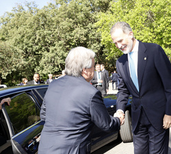 Su Majestad el Rey recibe el saludo del secretario general de las Naciones Unidas, António Guterres