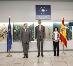Su Majestad el Rey acompañado de la Ministra de Defensa y el director del Centro de Satélites de la Unión Europea