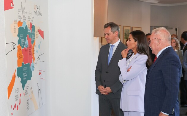 Doña Letizia visita la exposición sobre el 40 aniversario de la Confederación Salud Mental España