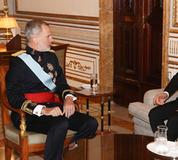 Su Majestad el Rey conversa con el embajador de la República de Nicaragua, Maurizio Carlo Gelli, tras recibir las Cartas Credenciales