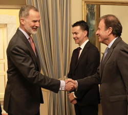 Su Majestad el Rey recibe el saludo del presidente del Foro de Marcas Renombradas Españolas, Ignacio Osborne