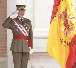 Su Majestad el Rey en la Tribuna Real al paso de la Bandera Laureada del Regimiento de Infatería "Asturias" 31