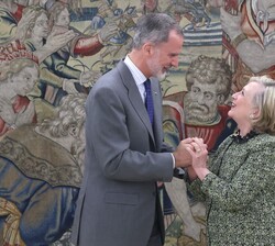El Rey recibe el saludo de la ex secretaria de Estado de los Estados Unidos de América, Hillary Clinton