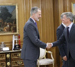 Su Majestad el Rey recibe el saludo del vicepresidente y CEO de la Munich Security, Benedikt Franke