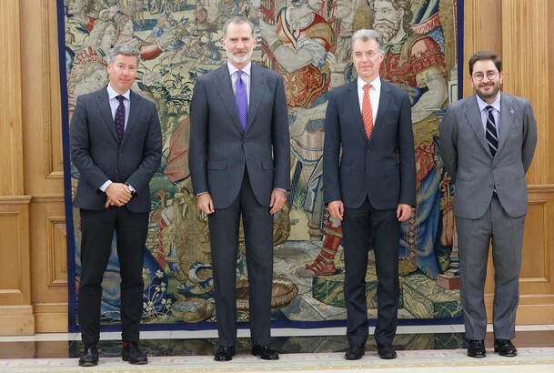 Su Majestad el Rey junto al presidente, vicepresidente y CEO de la Munich Security y el rector de IE University