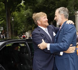 Su Majestad el Rey recibe a Su Majestad el Rey de los Países Bajos a su llegada al Real Jardín Botánico de Madrid