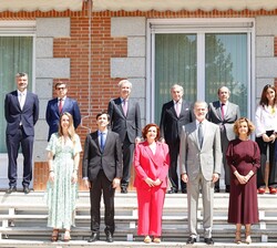 El Rey con los miembros del jurado del “Premio 15 de junio” a la Concordia, la Cohesión Social y los Valores Constitucionales y la premiad