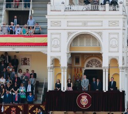 Su Majestad el Rey en el Palco Real con las autoridades antes de la interpretación del Himno Nacional