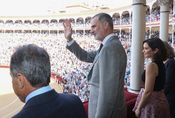 Don Felipe saluda al público de la Plaza de Toros de Las Ventas a su llegada al Palco Real