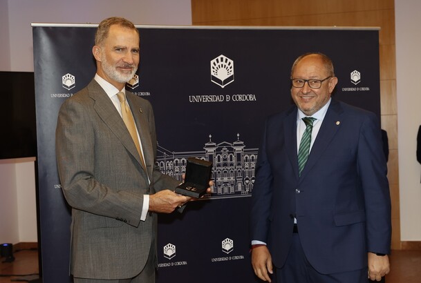 Su Majestad el Rey tras recibir, de manos del rector magnífico de la Universidad de Córdoba, Manuel Torralbo, la medalla de oro Averroes