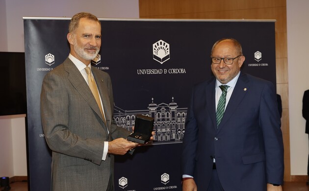 Su Majestad el Rey tras recibir, de manos del rector magnífico de la Universidad de Córdoba, Manuel Torralbo, la medalla de oro Averroes