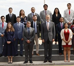 Su Majestad el Rey con los participantes en el Programa de Jóvenes Líderes Iberoamericanos, organizado por Fundación Carolina y el Banco Santander