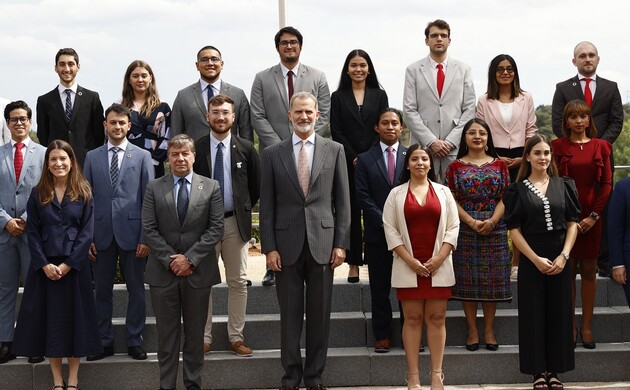 Su Majestad el Rey con los participantes en el Programa de Jóvenes Líderes Iberoamericanos, organizado por Fundación Carolina y el Banco Santander