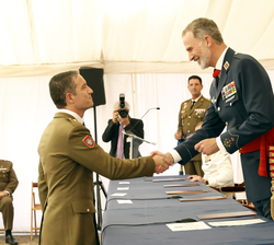 Su Majestad el Rey felicita al número uno del curso, Comandante del Ejército de Tierra Victor Alvarellos Sarabia