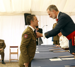 Su Majestad el Rey impone una condecoración al número uno del curso, Comandante del Ejército de Tierra Víctor Alvarellos Sarabia