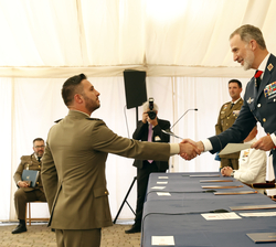 Su Majestad el Rey hace entrega del diploma al alumno de países amigos y aliados más distinguido, el Comandante del Ejército de Tierra de Italia Stefa
