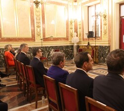 Su Majestad el Rey durante la intervención de la presidenta del Congreso de los Diputados
